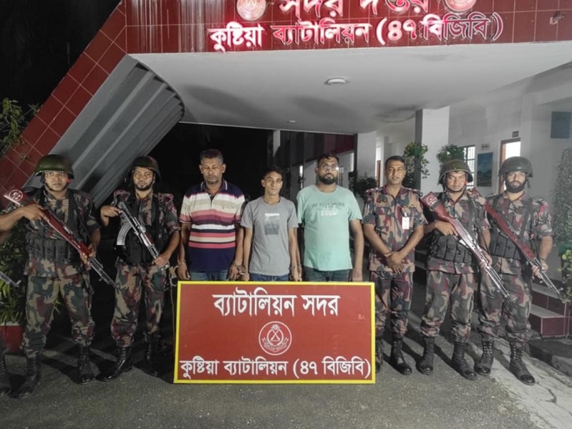 কুষ্টিয়া সীমান্ত দিয়ে পালানোর সময় তিন বাংলাদেশি আটক